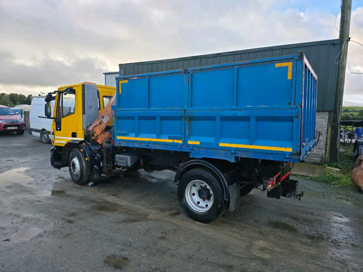 IVECO TIPPER WITH CRANE - Image 3