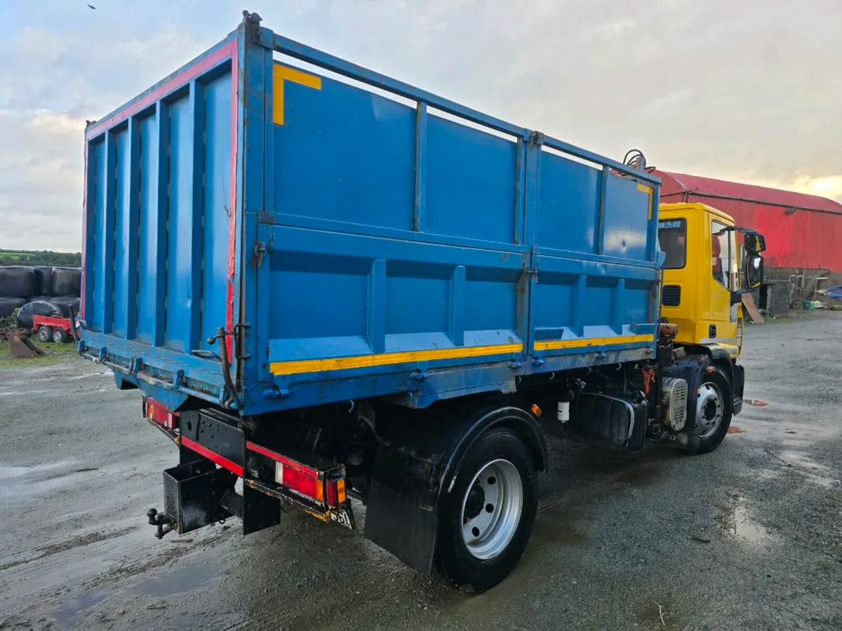 IVECO TIPPER WITH CRANE - Image 4