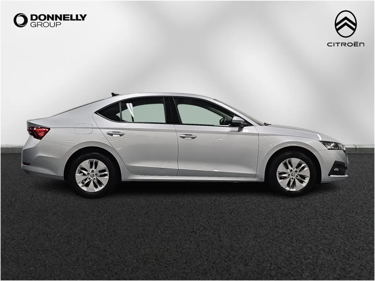 Skoda OCTAVIA Diesel Hatchback SE Technology - Image 3