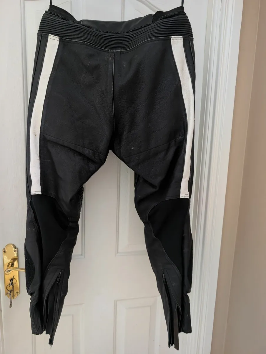 Motorcycle leathers and boots - Image 3