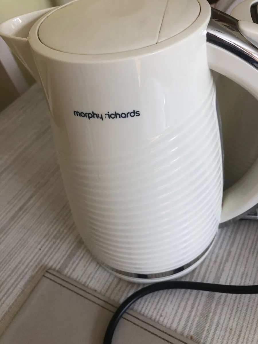 Kettle and Matching Toaster - Image 4