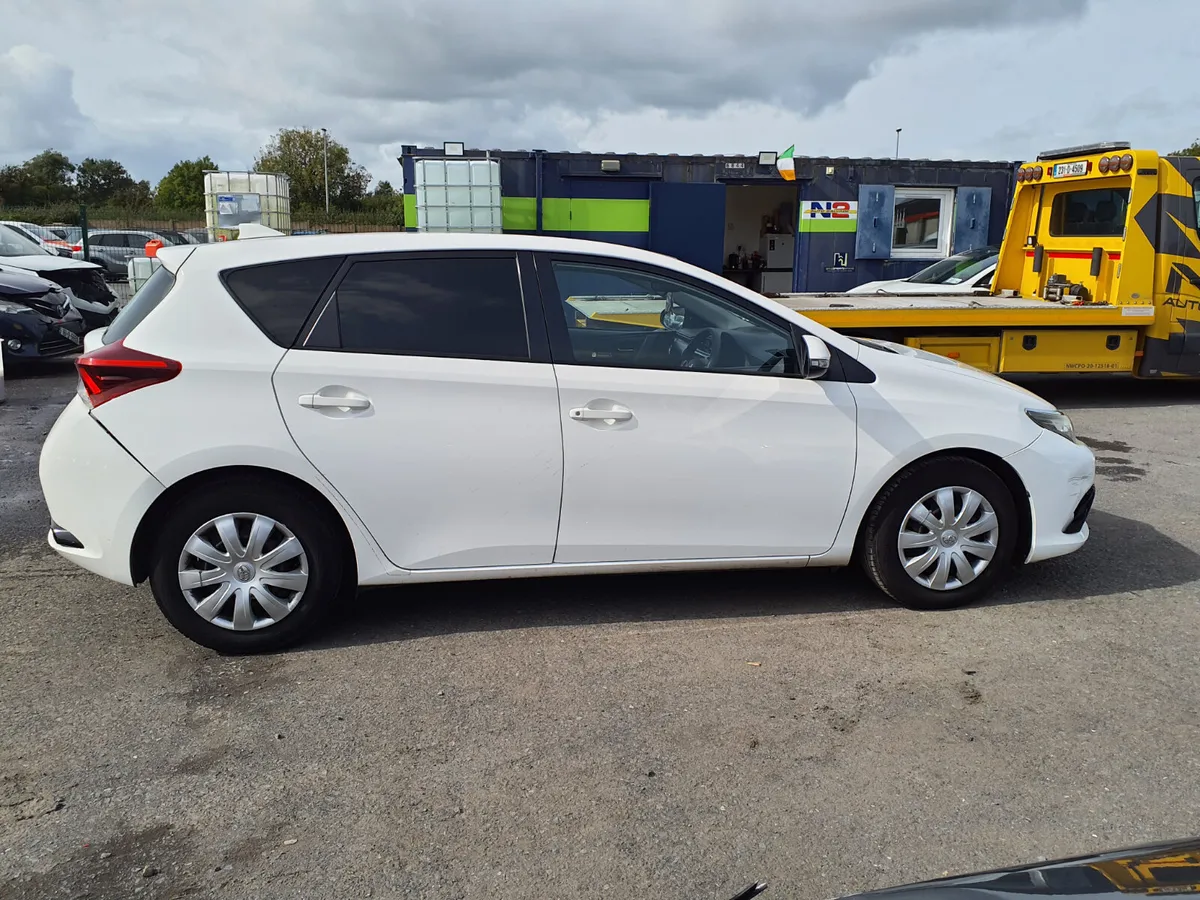 2016 Toyota auris van - Image 2
