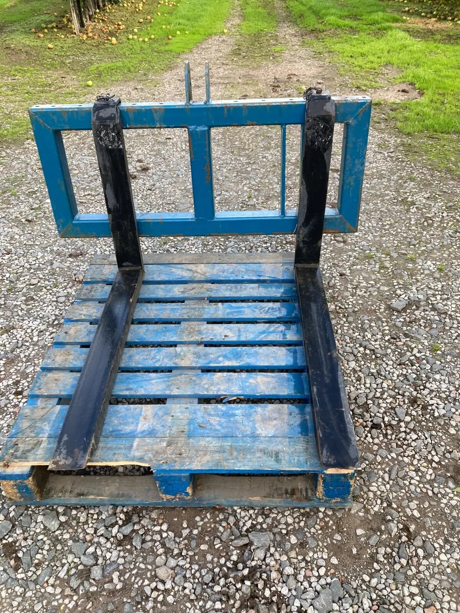 Tractor pallet bin lifter. - Image 4