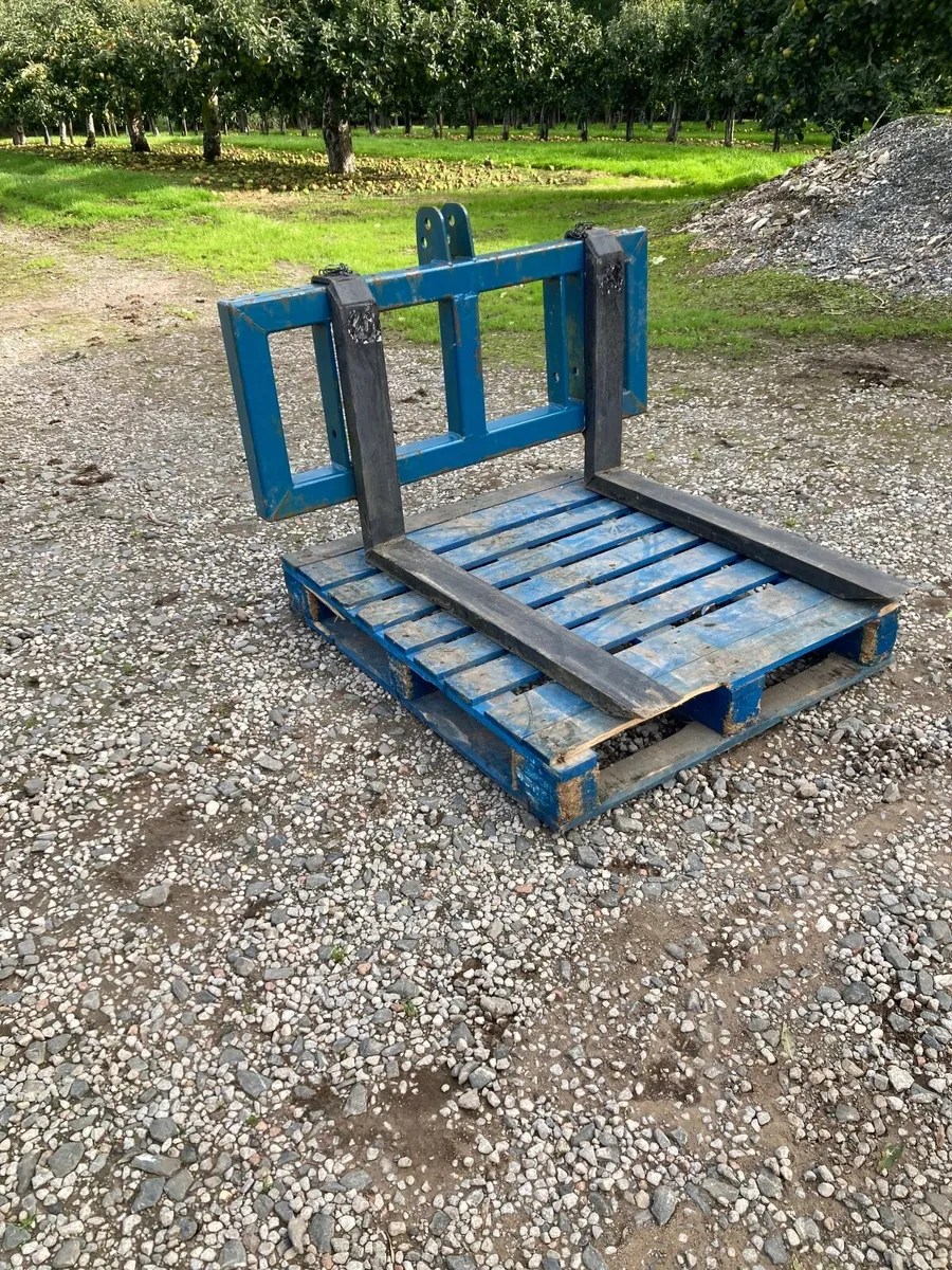 Tractor pallet bin lifter. - Image 2