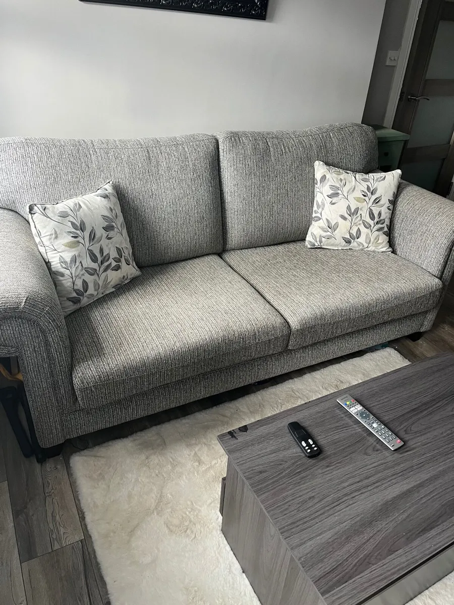 3 seater couch and chair - Image 2