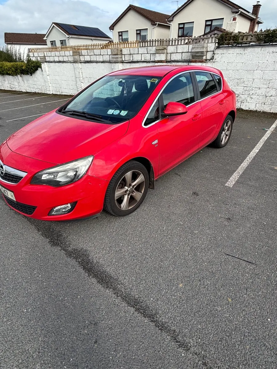 Opel Astra 2011 - Image 1