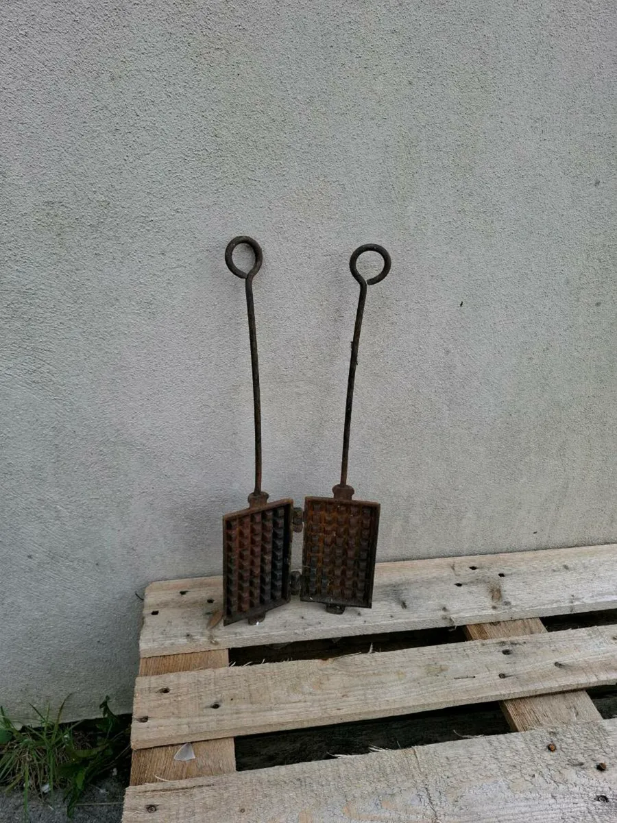 Cast iron waffles maker postage possible