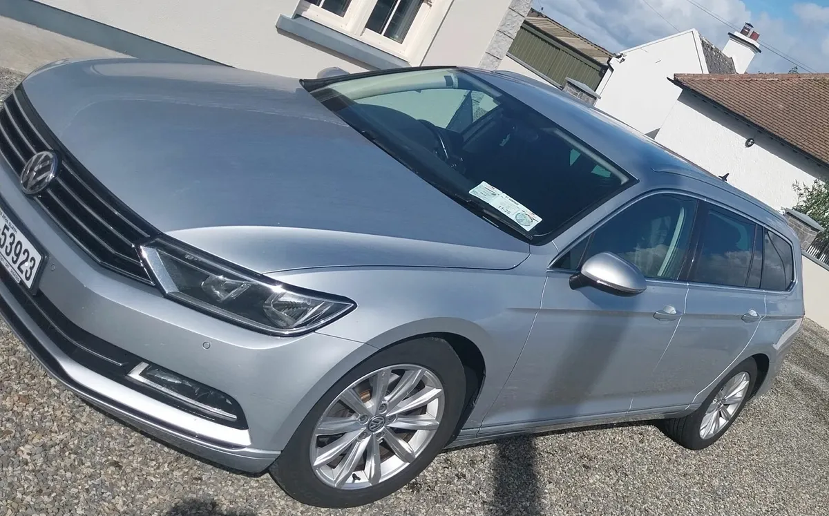 Volkswagen Passat 2017 - Image 2
