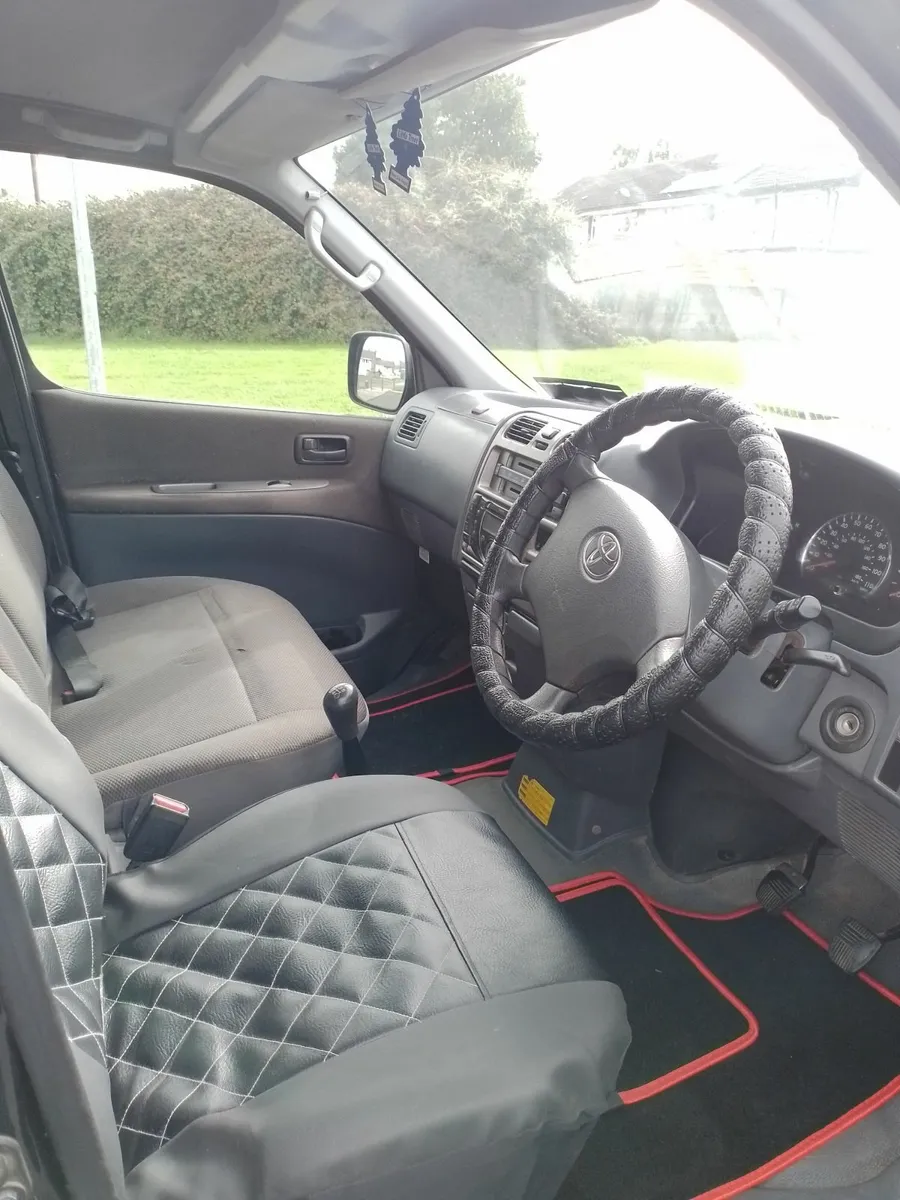Toyota HiAce 2010 - Image 4
