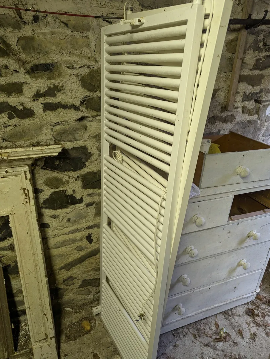 Wall mounted electric heater