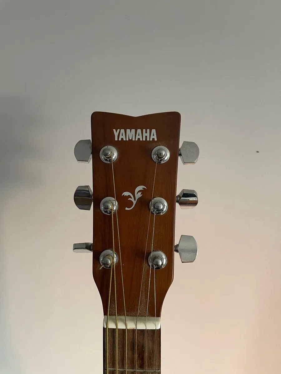 Yamaha F310 acoustic guitar - Image 3