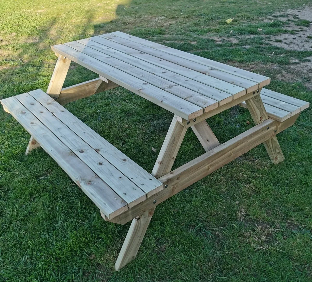 Picnic bench - Image 1