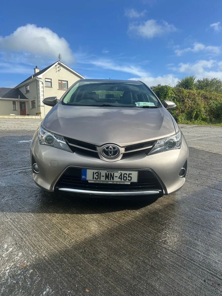 Toyota Auris 2013 - Image 2