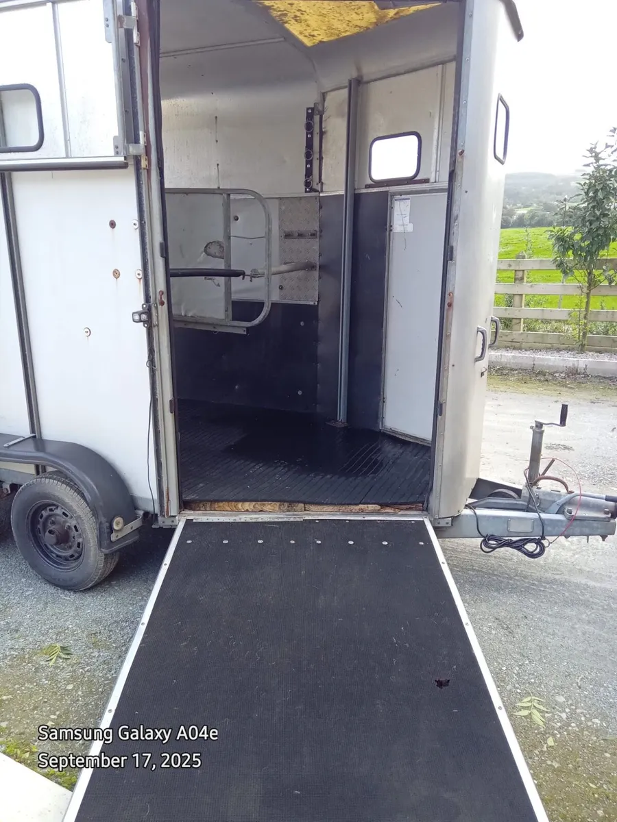 510 Horse box - Image 1