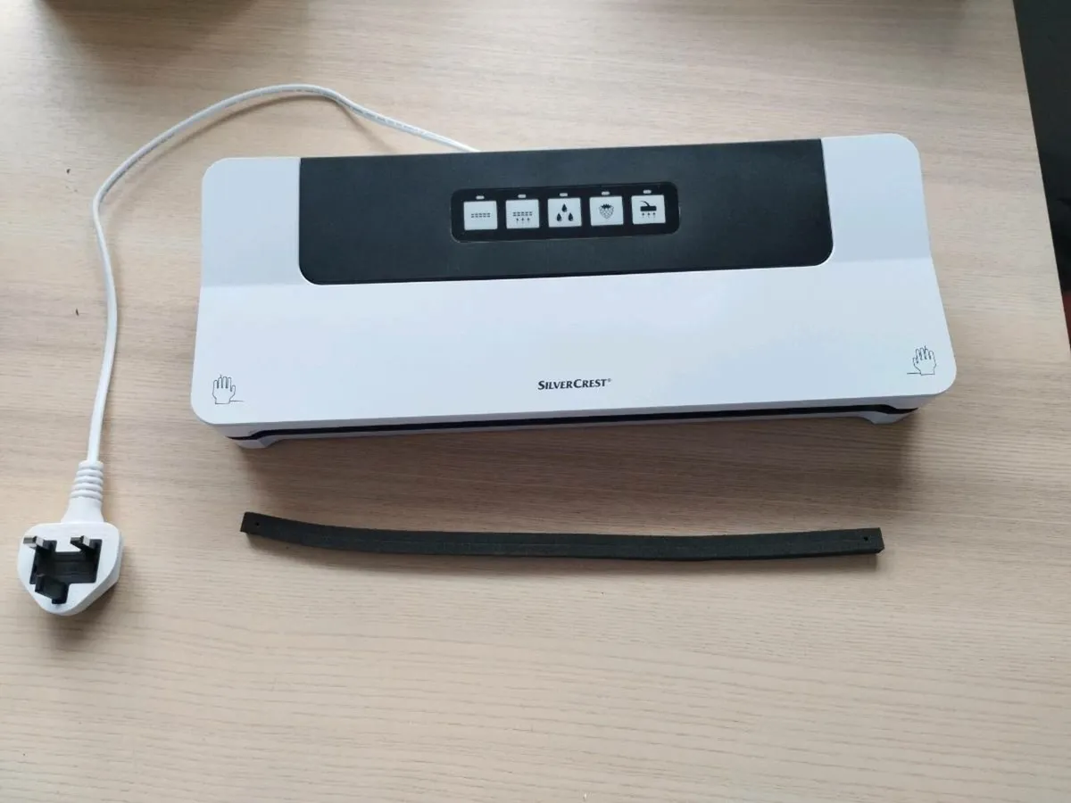 Silvercrest Vacuum Sealer with various sealer bags - Image 1