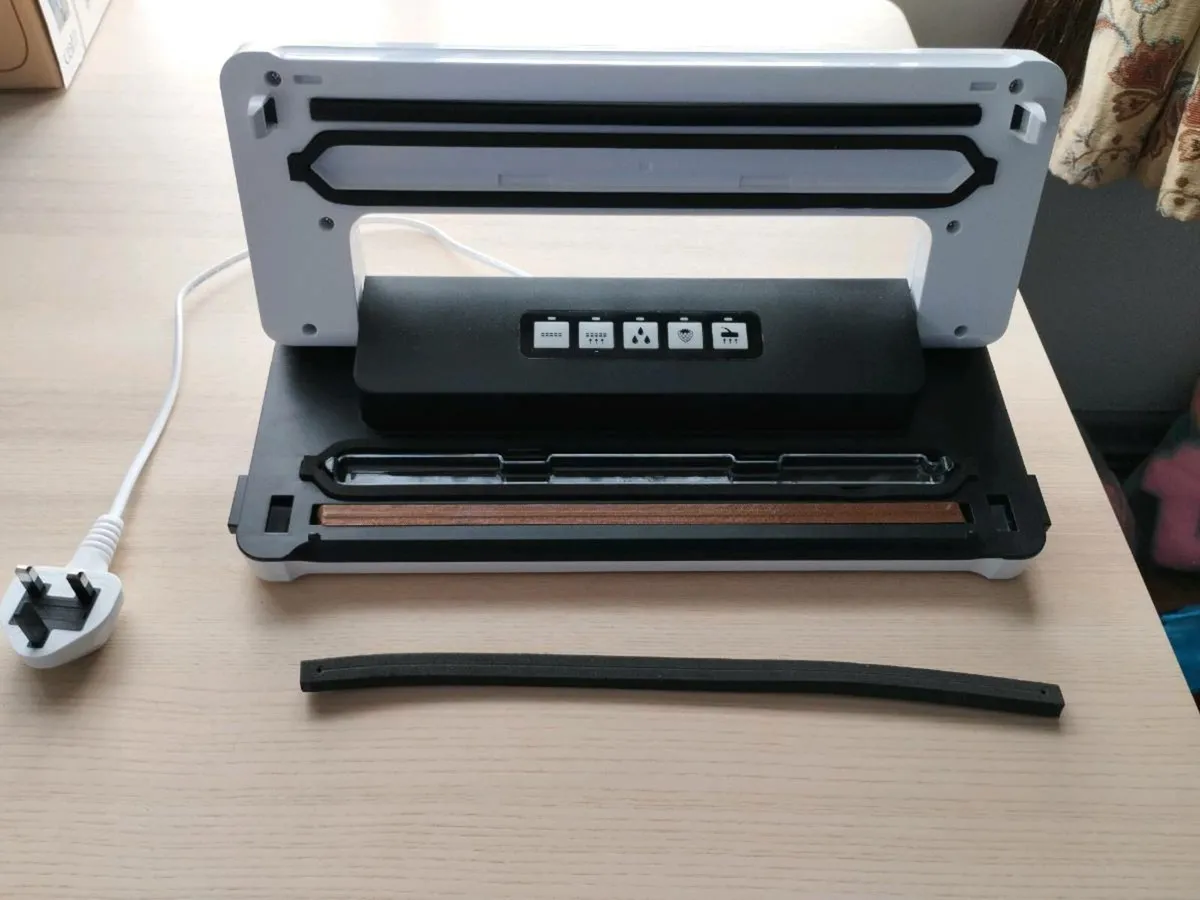 Silvercrest Vacuum Sealer with various sealer bags - Image 2