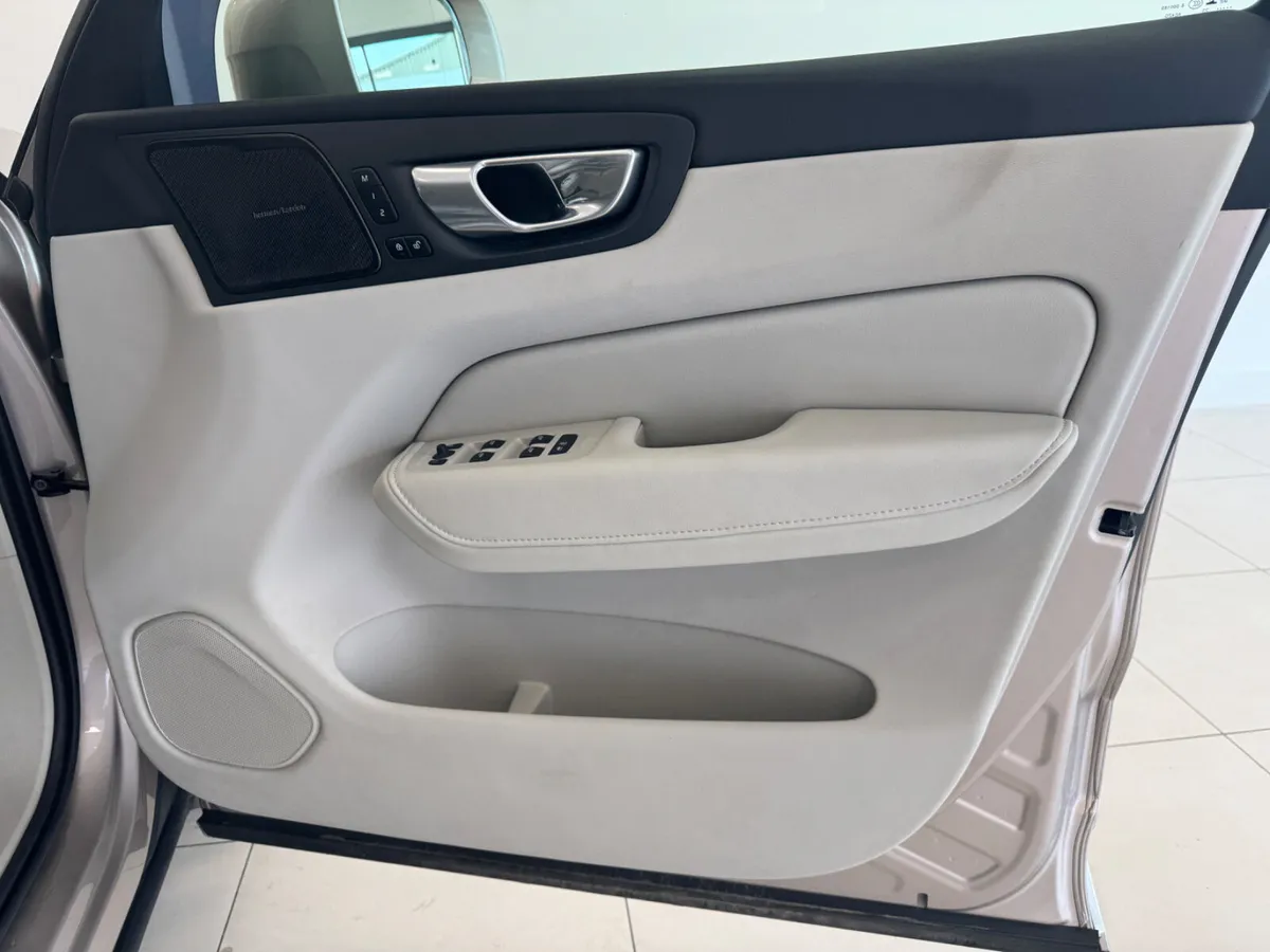 Volvo XC60 2023 - Image 4