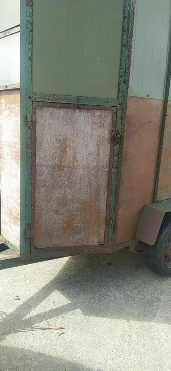 Horse box - Image 1