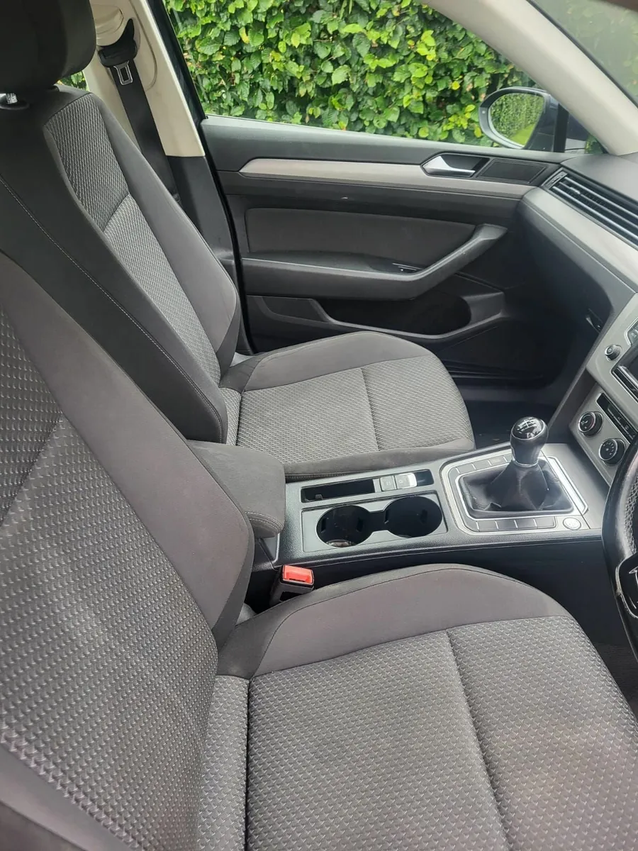Volkswagen Passat 2015 - Image 2