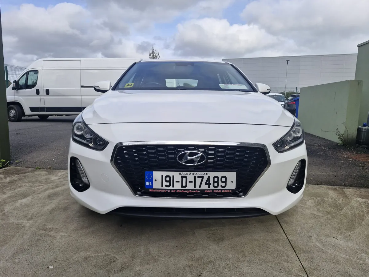 Hyundai i30 2019 - Deluxe Plus Model - Image 2