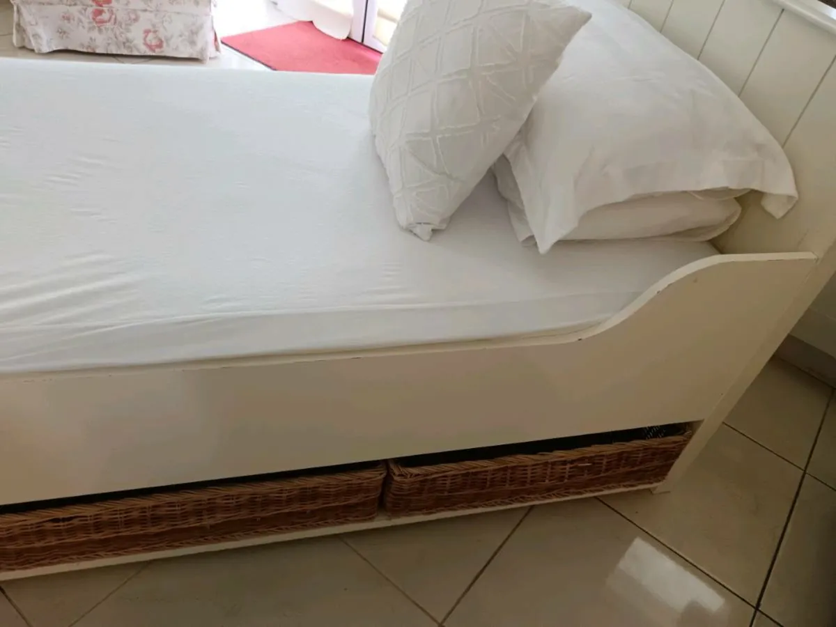 Single bed - Image 1