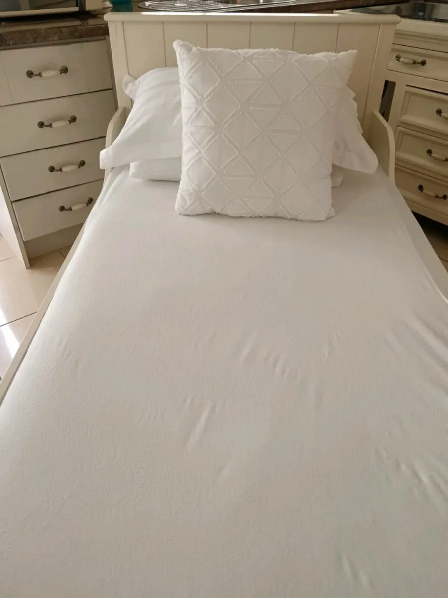 Single bed - Image 2