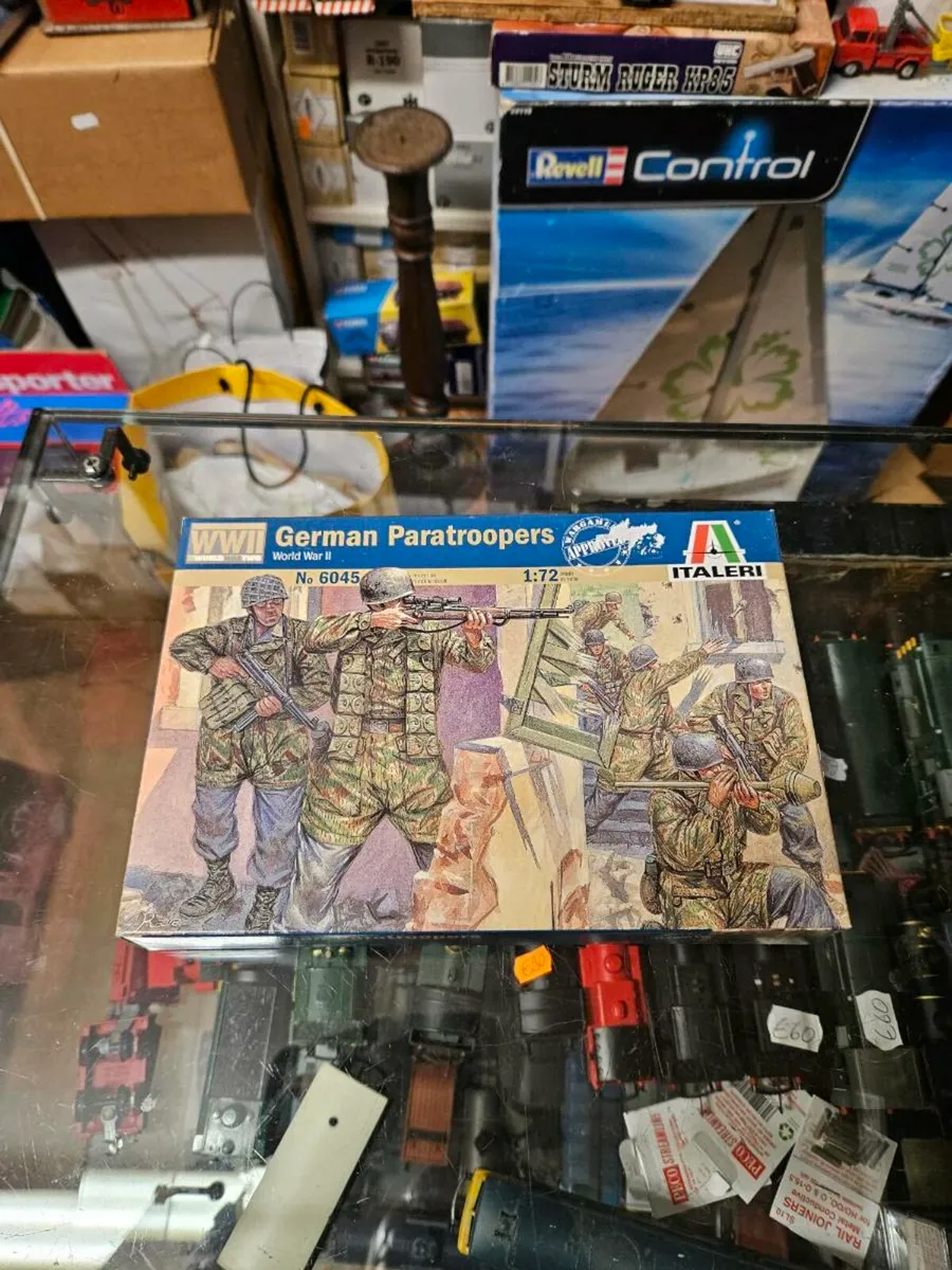 Airfix Italeri German WW2 Paratroopers - Image 1