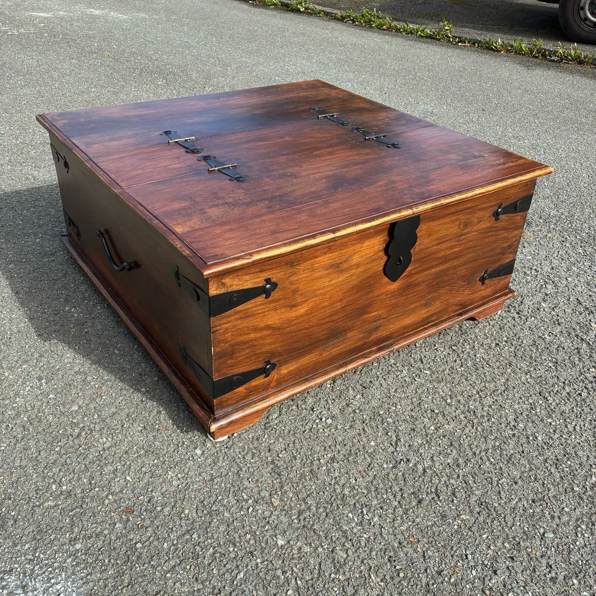 Beautiful storage Chest / Coffee Table - Image 2