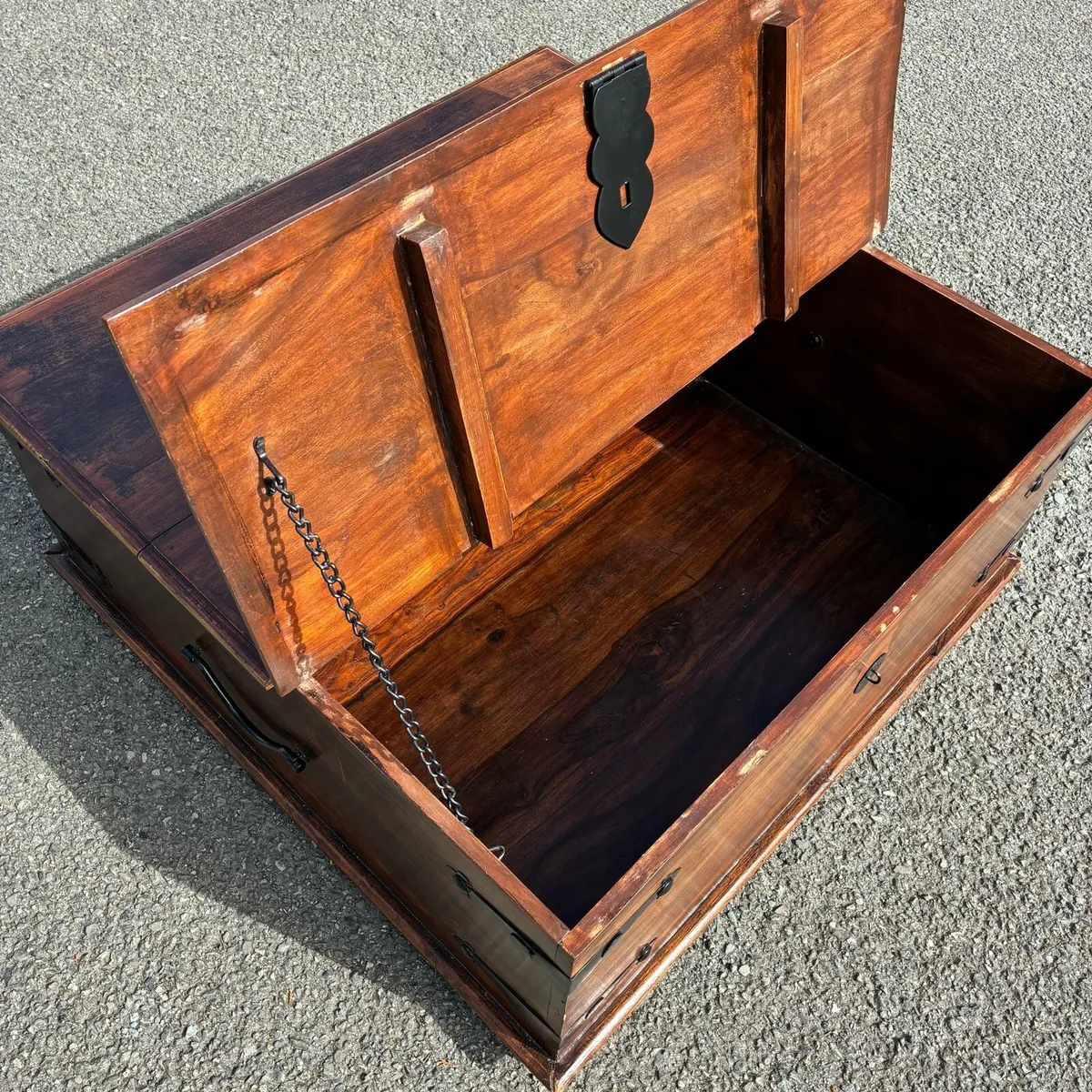 Beautiful storage Chest / Coffee Table - Image 4