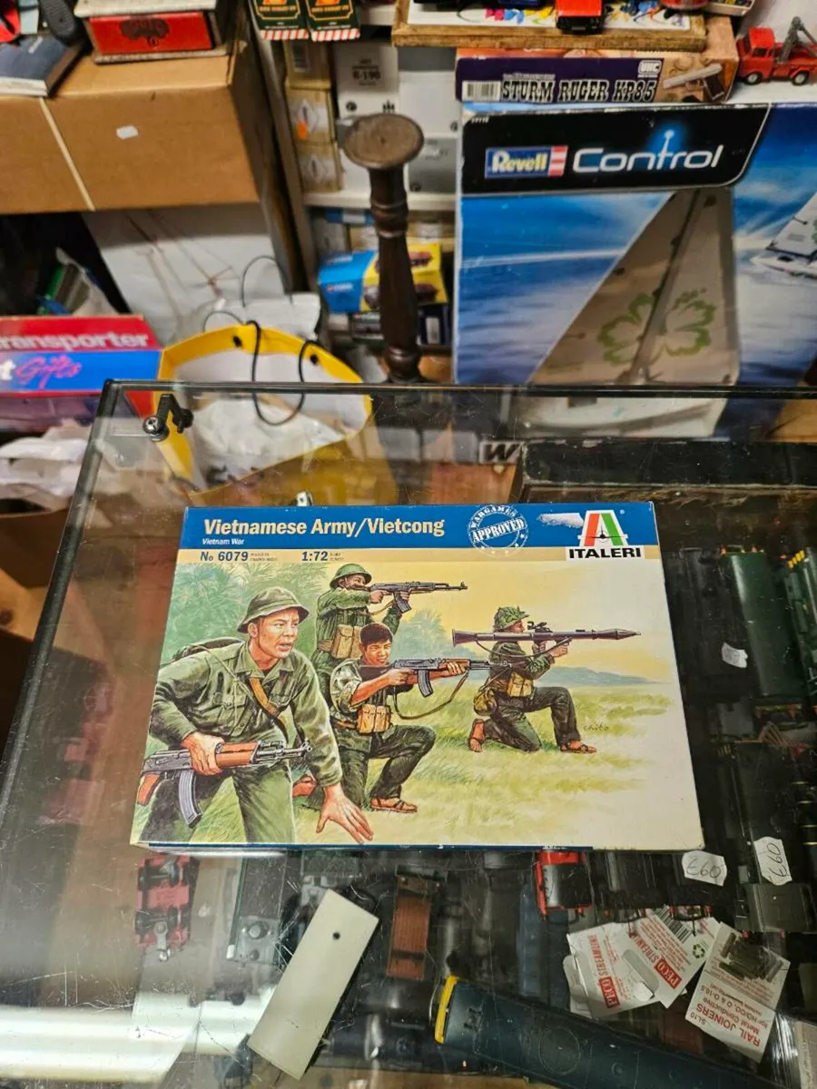 Airfix Italeri Vietnam Viet Cong Soldiers - Image 1
