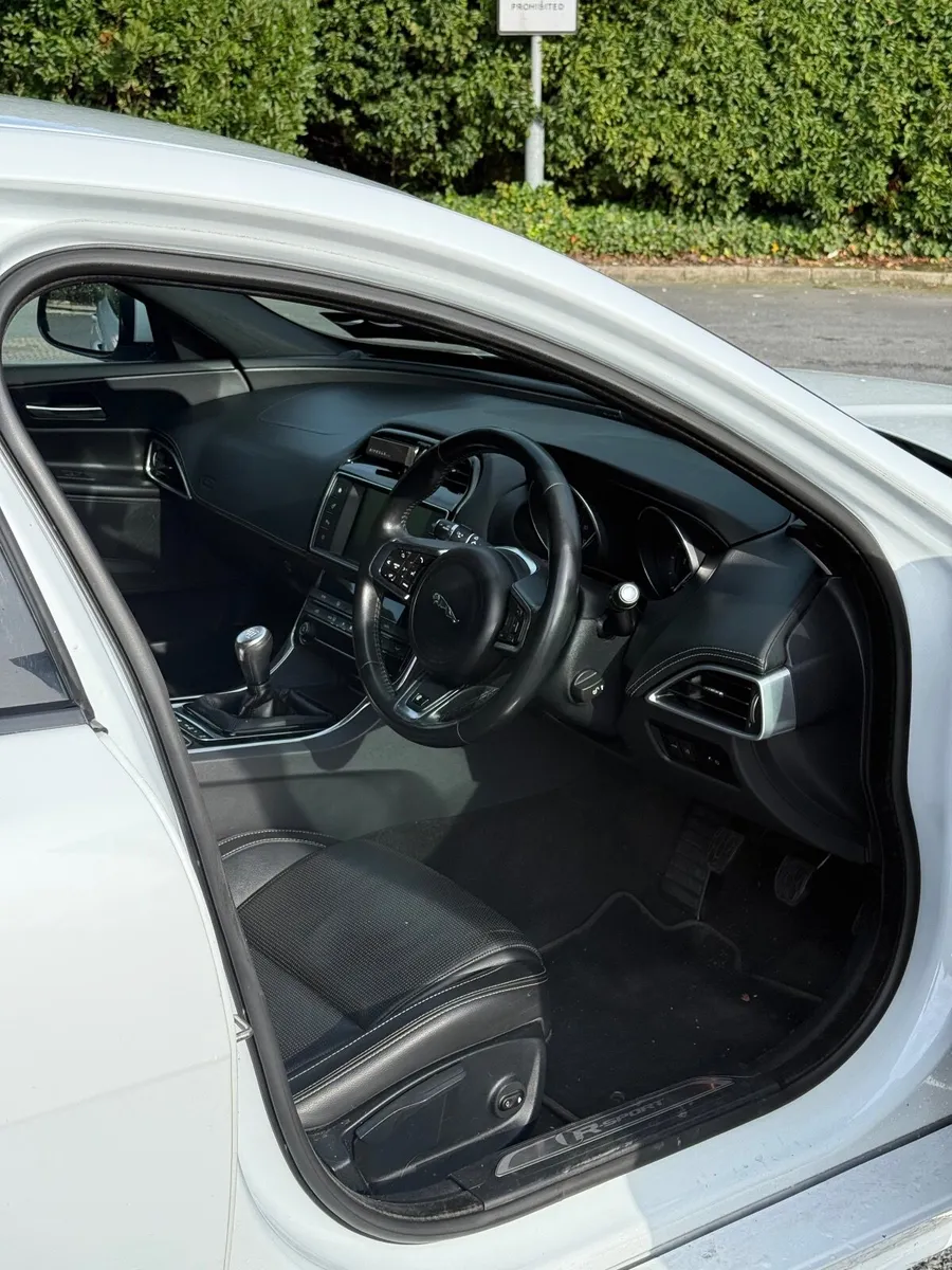 Jaguar XE 2015 - Image 3