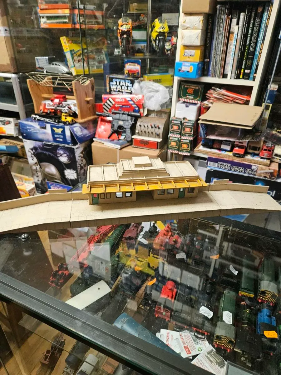 Hornby Dublo OO Gauge Train Station - Image 1