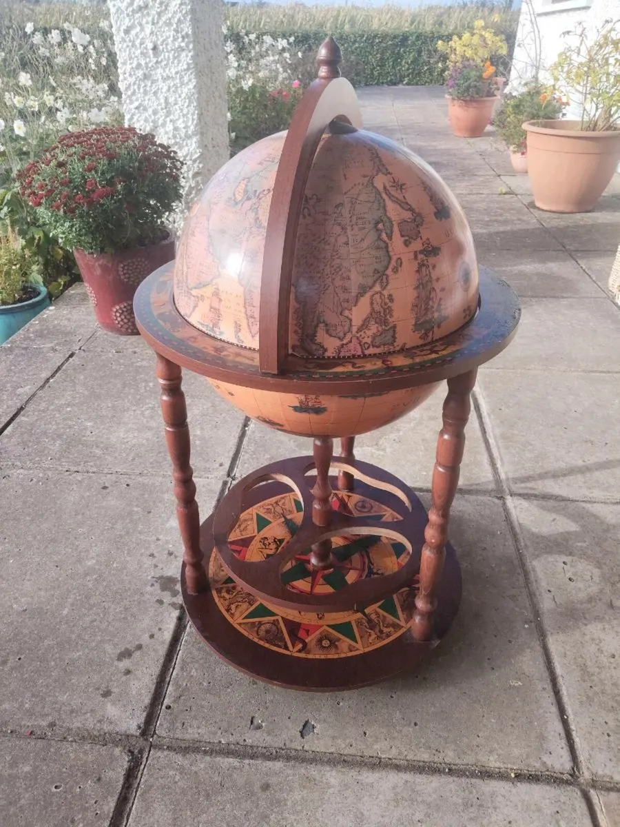 Globe on wheels - Image 1
