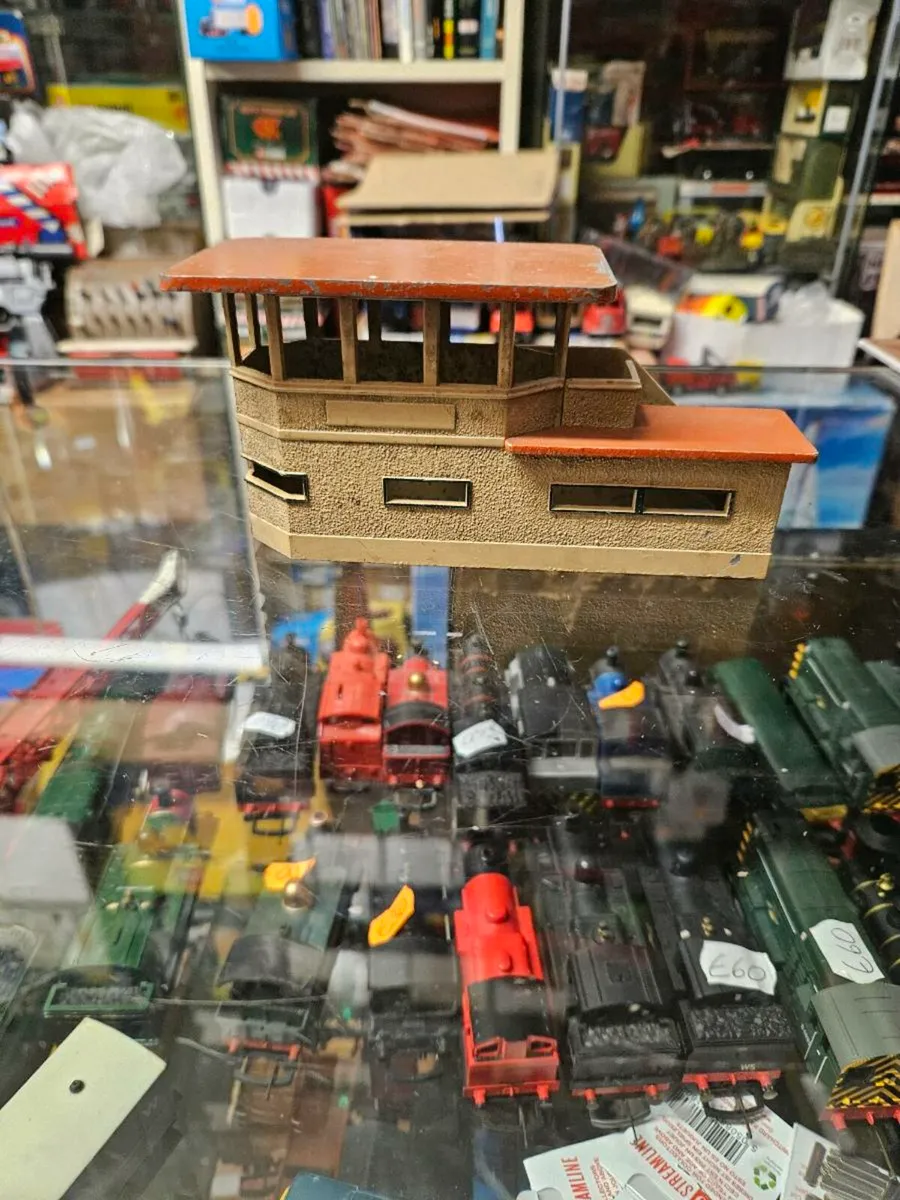 Hornby Dublo OO Gauge Signal Box - Image 1