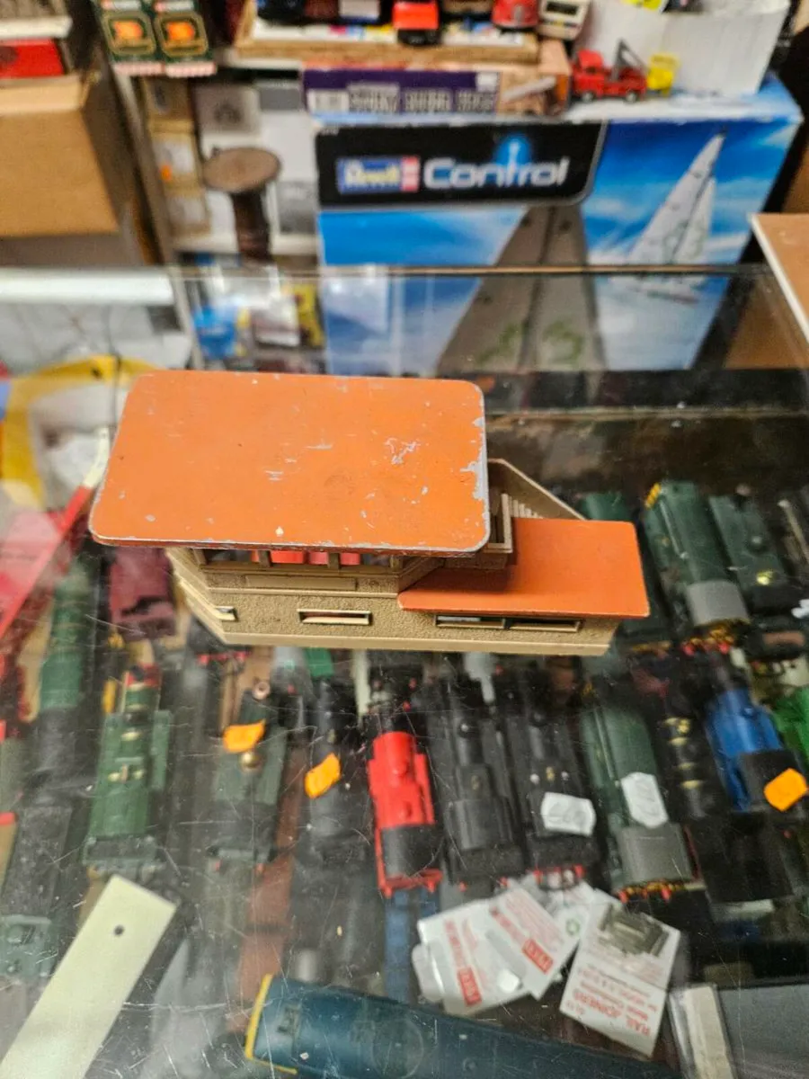 Hornby Dublo OO Gauge Signal Box - Image 2