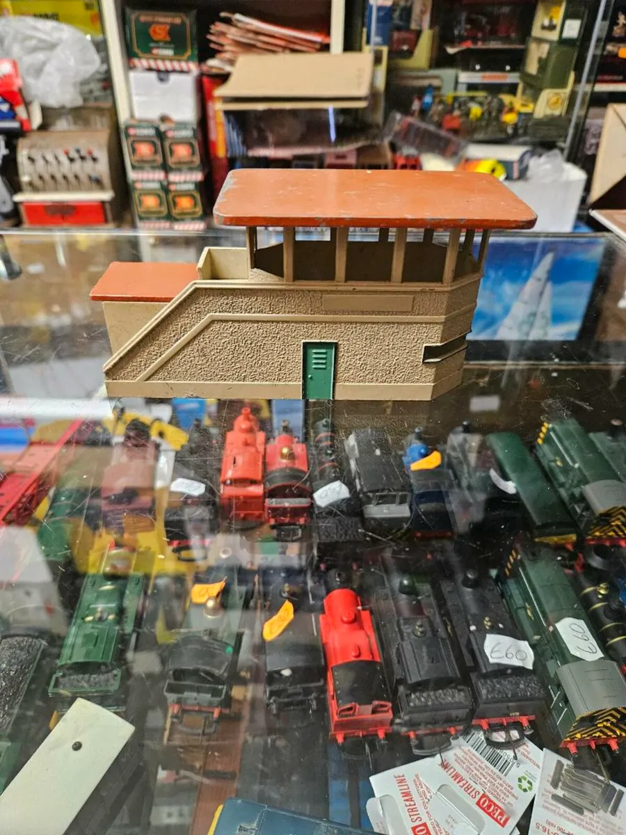 Hornby Dublo OO Gauge Signal Box - Image 3