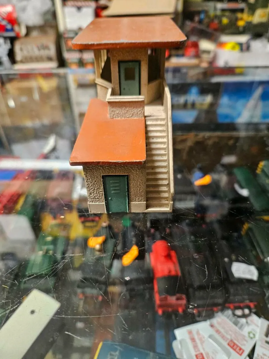 Hornby Dublo OO Gauge Signal Box - Image 4