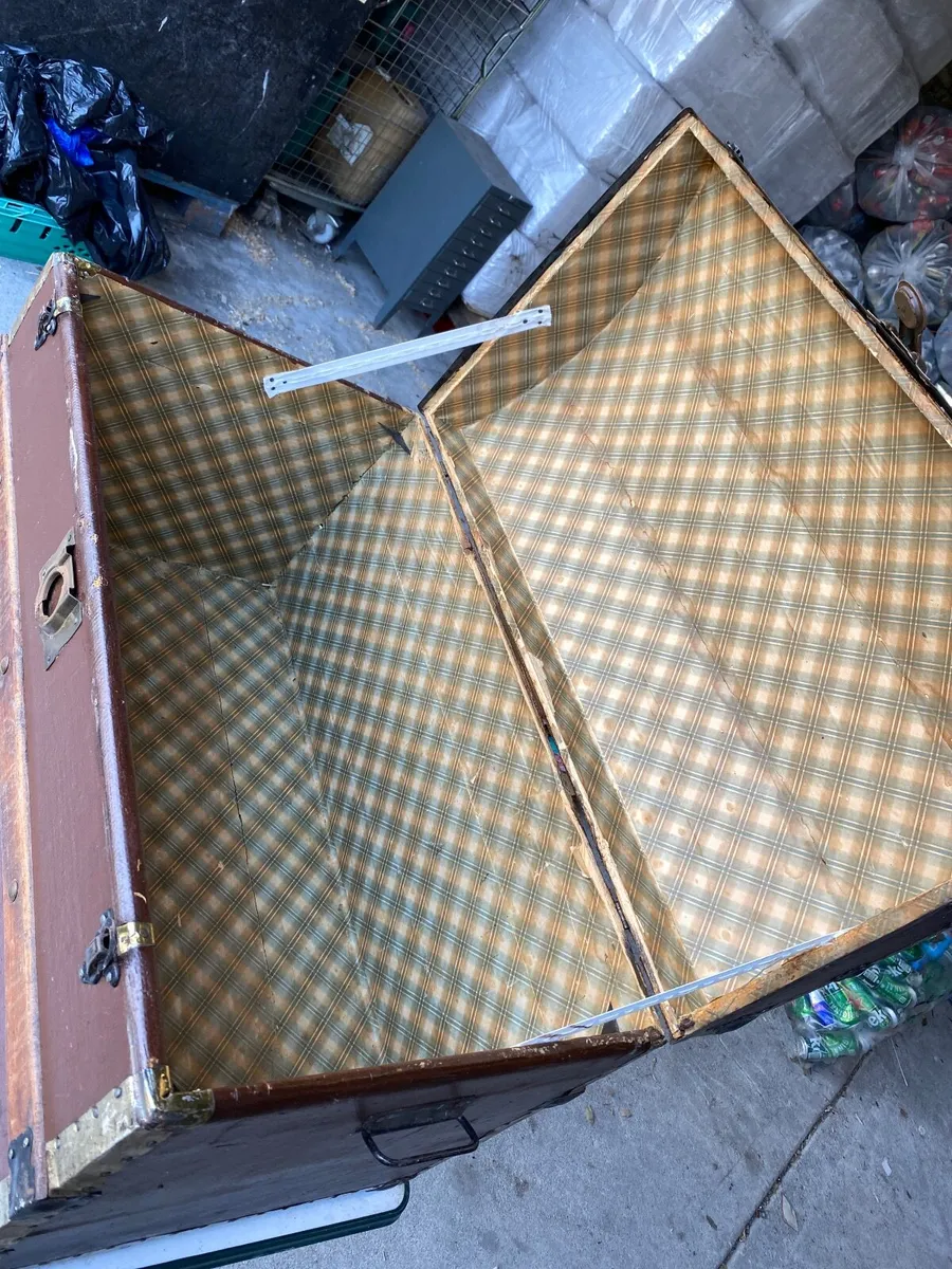 Antique steamer trunk - Image 3
