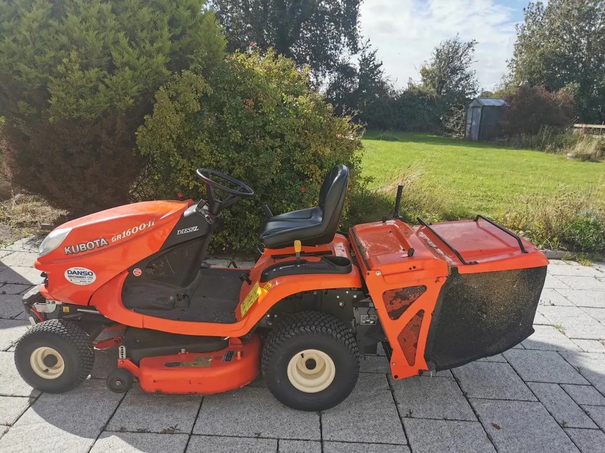 Kubota Lawnmower and Lawnmower trailer - Image 1