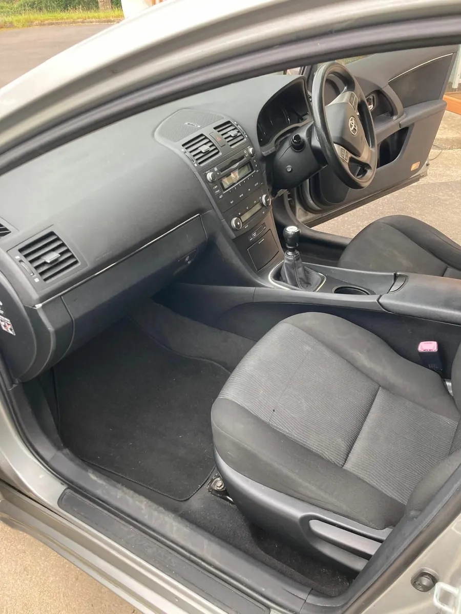 Toyota Avensis 2011 - Image 2