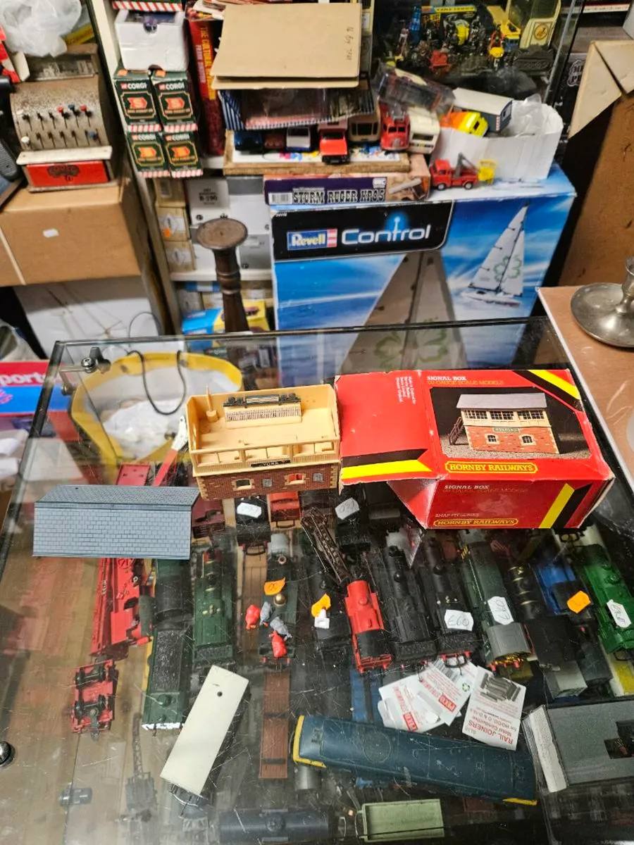 Hornby OO Gauge Signal Box - Image 1