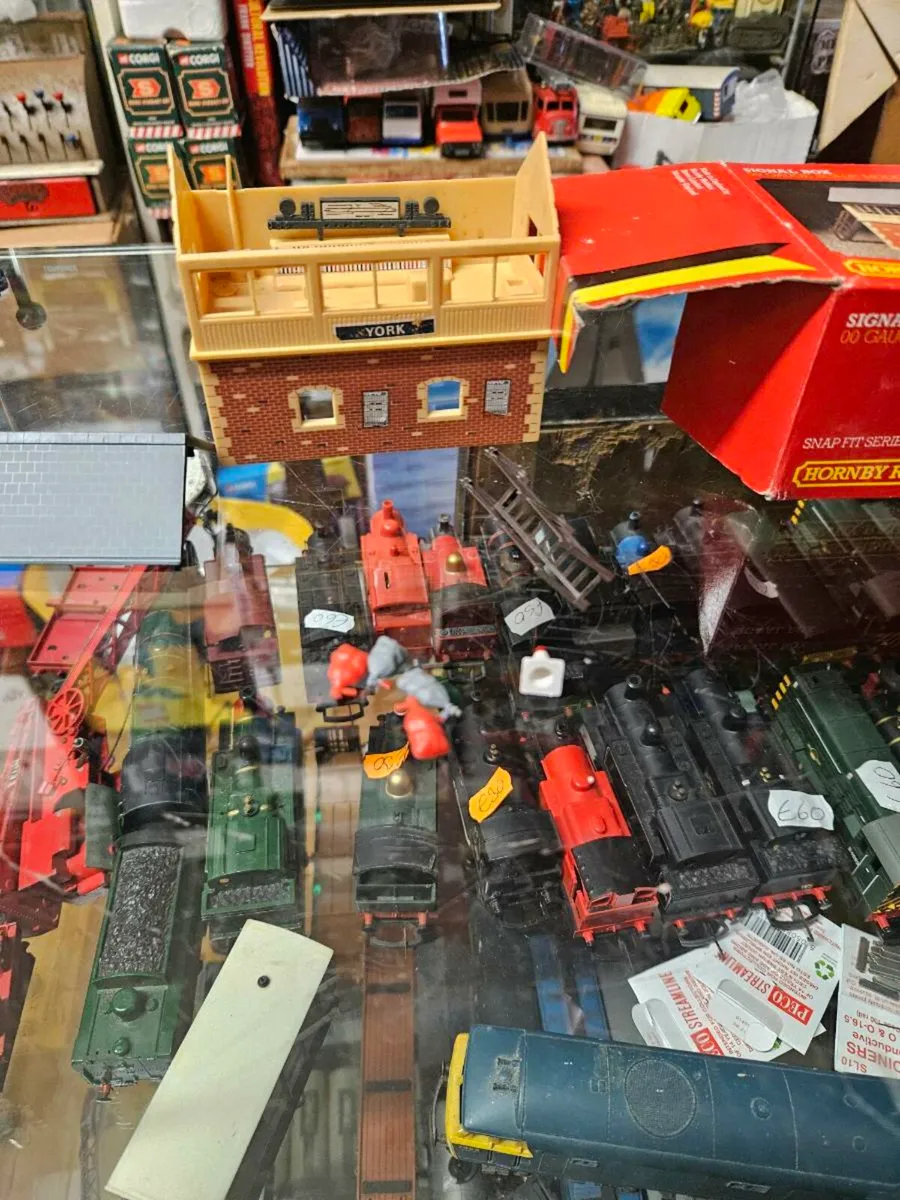 Hornby OO Gauge Signal Box - Image 3