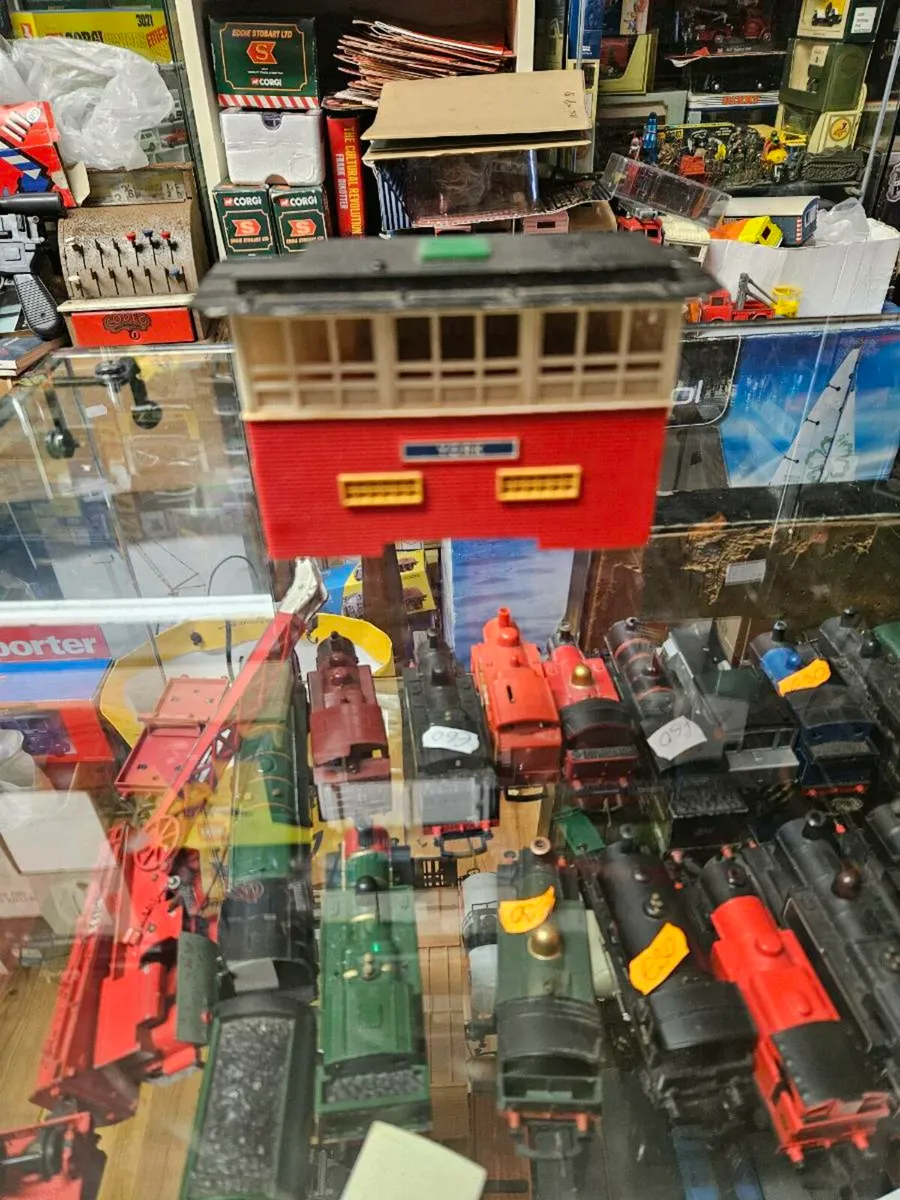 Hornby OO Gauge Signal Box - Image 1