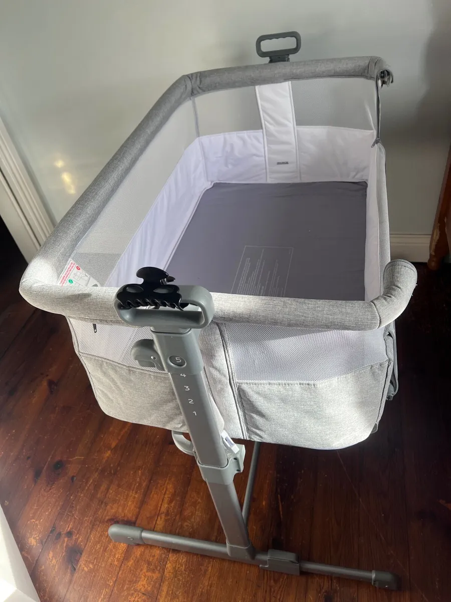 Baby bedside crib - Image 1