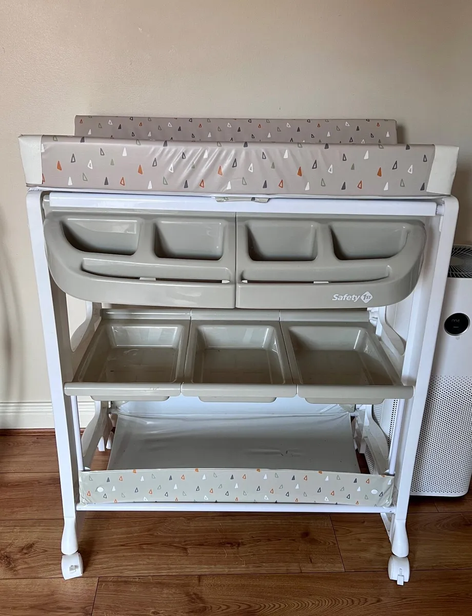 Baby changing table - Image 1