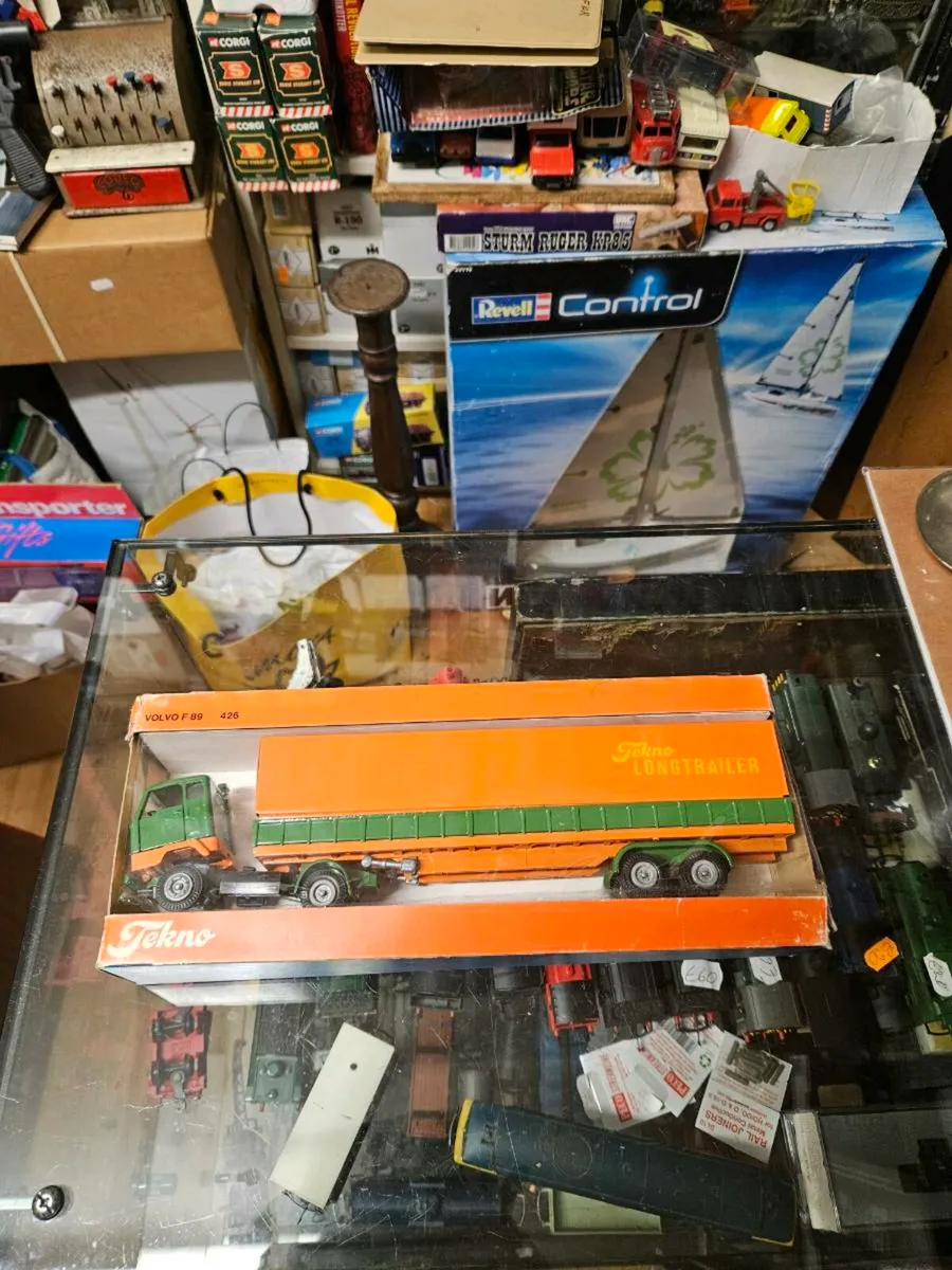 Corgi Tekno Volvo Tractor Unit and Trailer 1.50 - Image 1