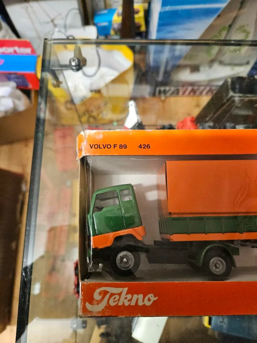 Corgi Tekno Volvo Tractor Unit and Trailer 1.50 - Image 2