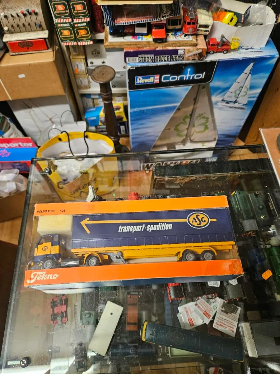Corgi Tekno Volvo Tractor Unit and Trailer 1.50 - Image 1