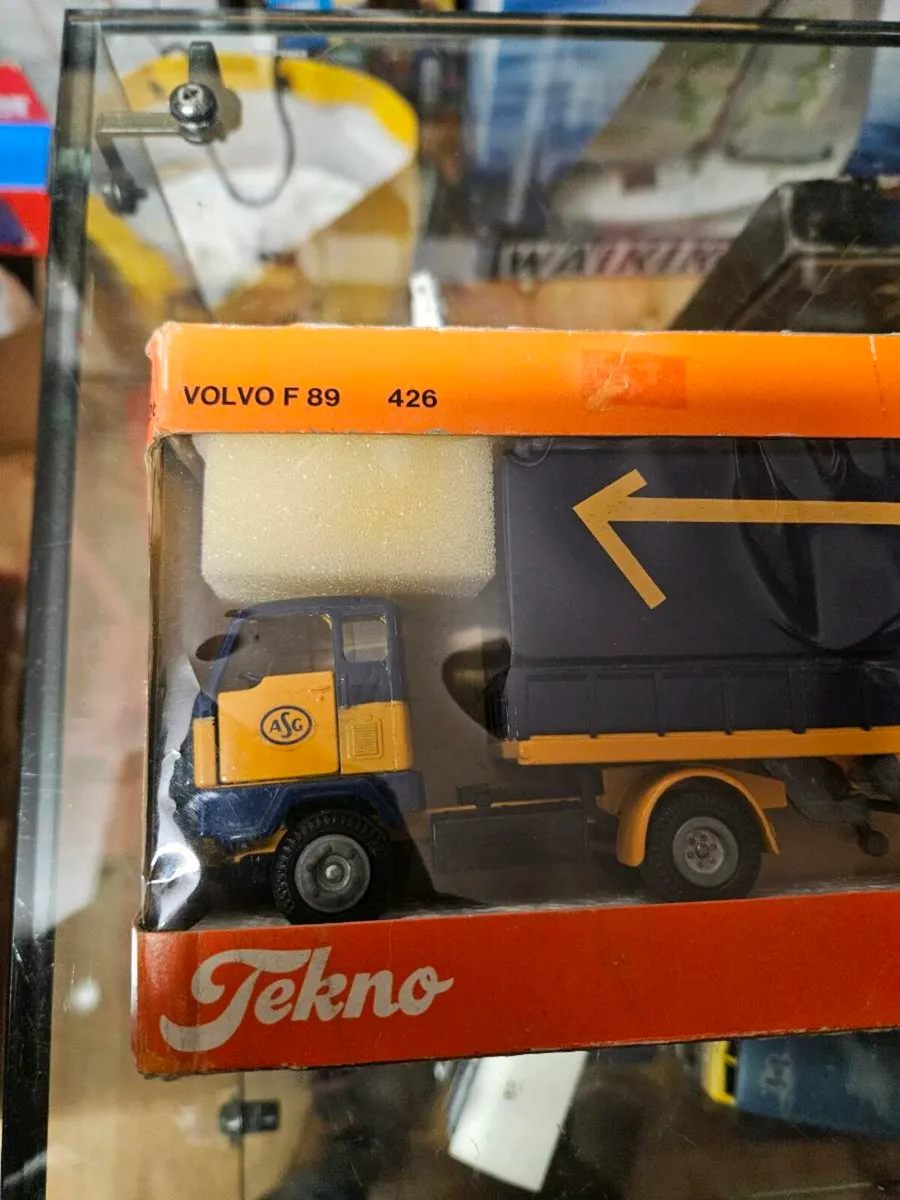 Corgi Tekno Volvo Tractor Unit and Trailer 1.50 - Image 2