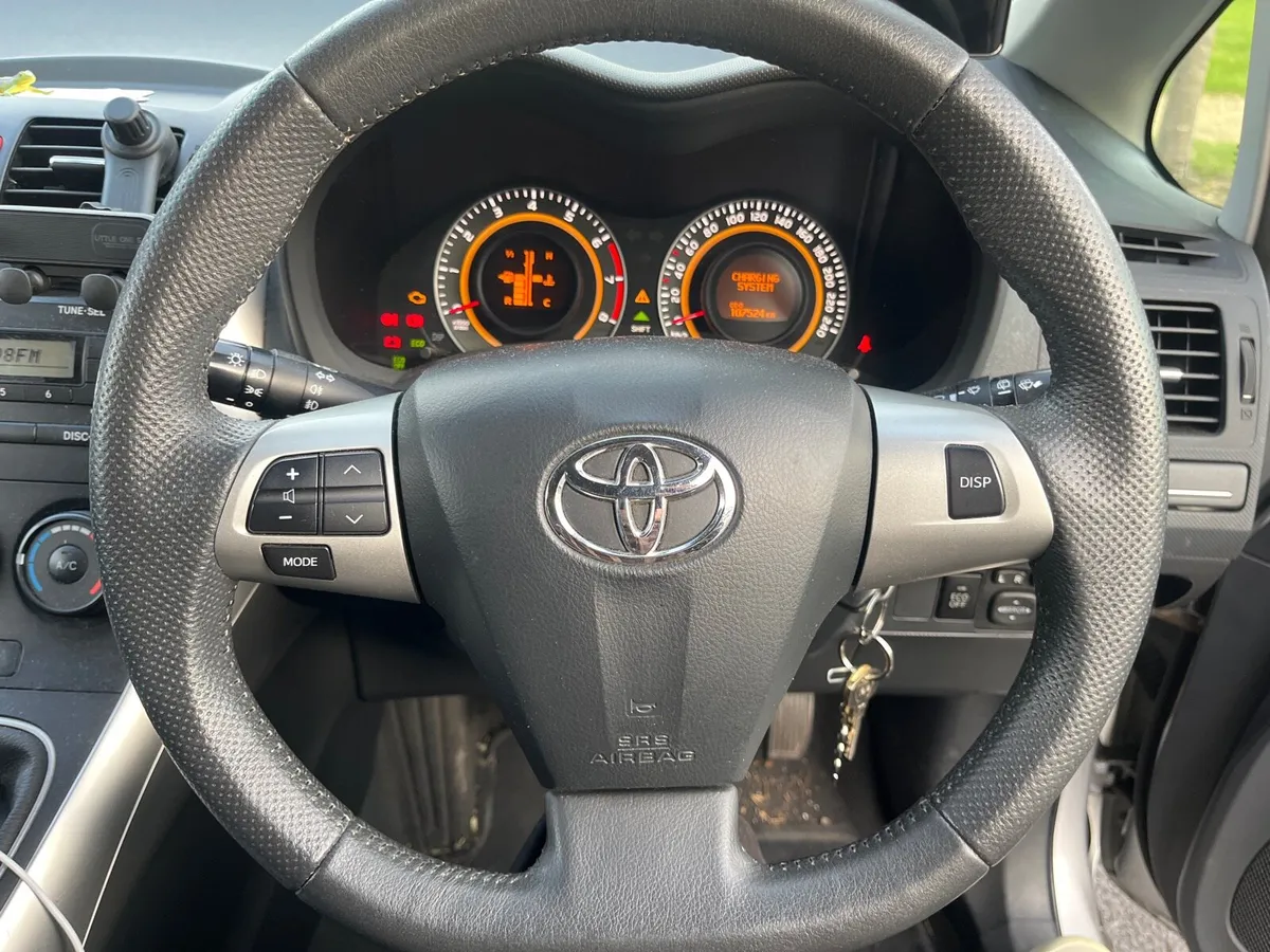 Toyota Auris 2011 petrol 1.3 low mileage - Image 4